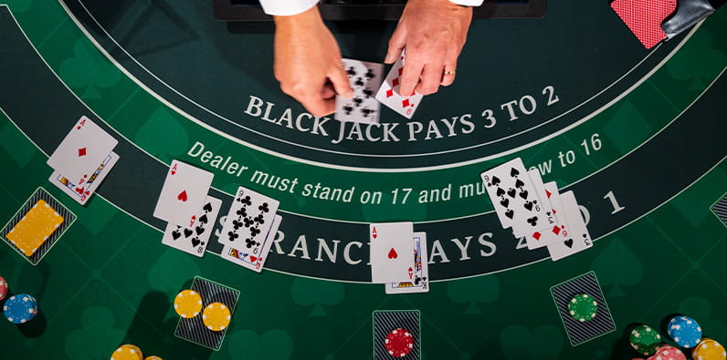 Dealer distribui cartas no blackjack 21